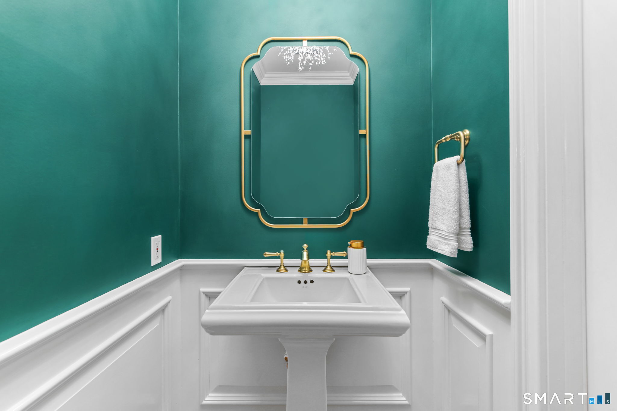 323 Smith Ridge Road New Canaan, CT 06840 - Photo 9 of 39