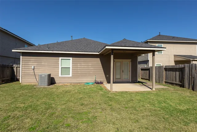 a view of a house with yard and porch