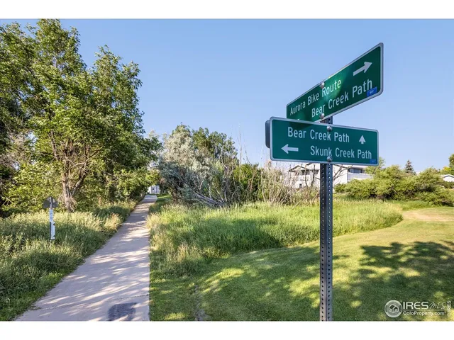 a view of a back yard