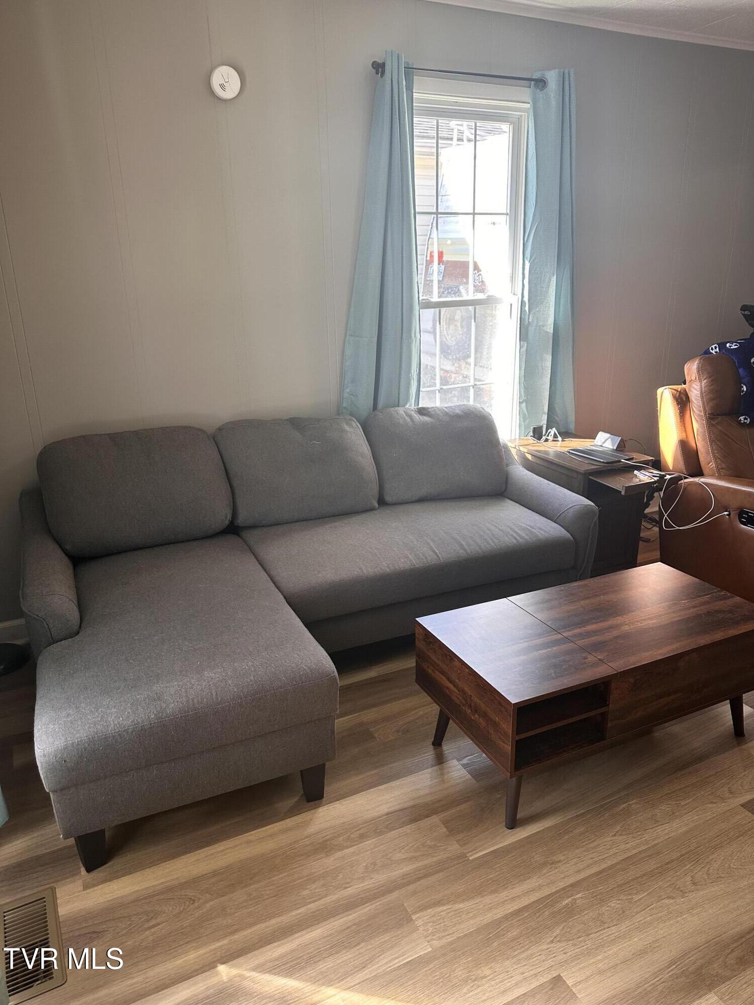 1821 Broad Street Bristol, TN 37620 - Photo 2 of 7 IMG_1729