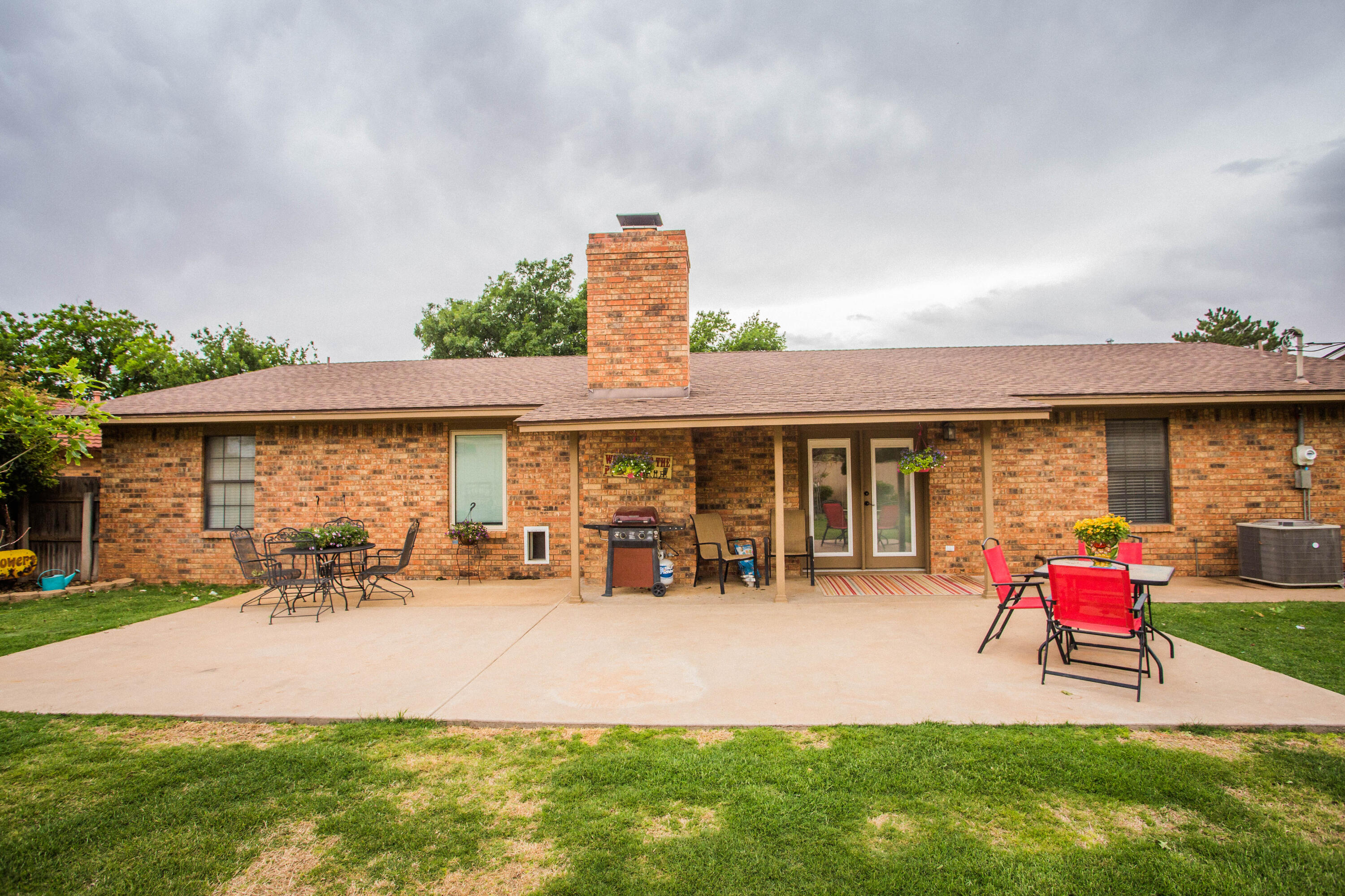 1304 Jefferson Drive Plainview, TX 79072 - Photo 43 of 50 a patio with a table and chairs