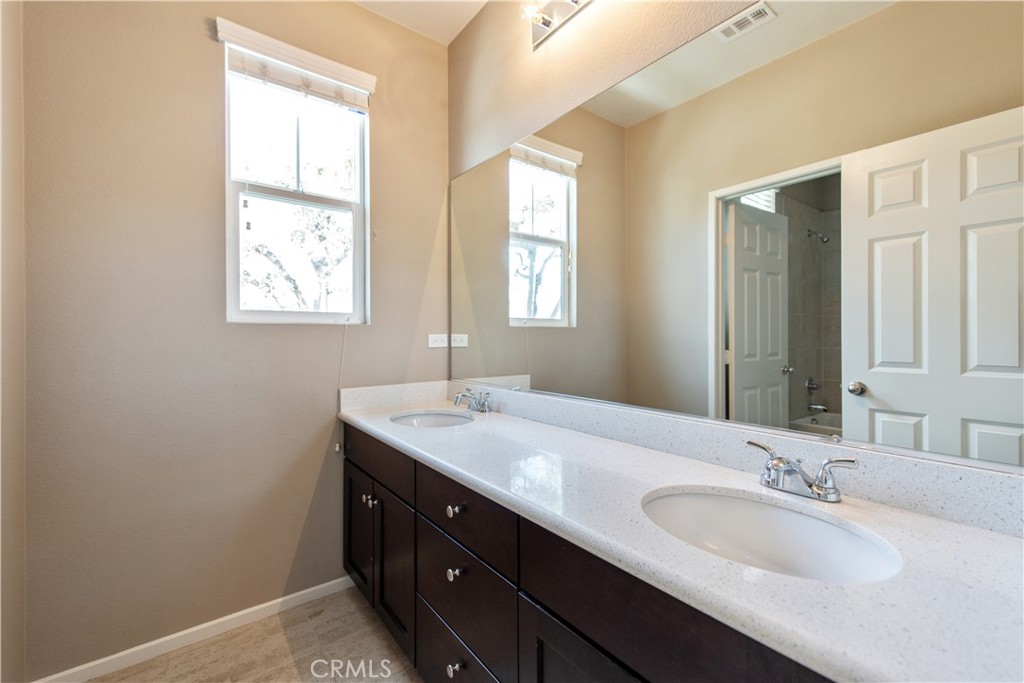 148 Compass Irvine, CA 92618 - Photo 23 of 26 a bathroom with 2 sink tub and a mirror