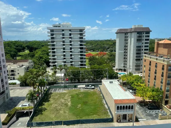 $1,950 | 700 Biltmore Way, Unit 1015, Coral Gables, FL 33134