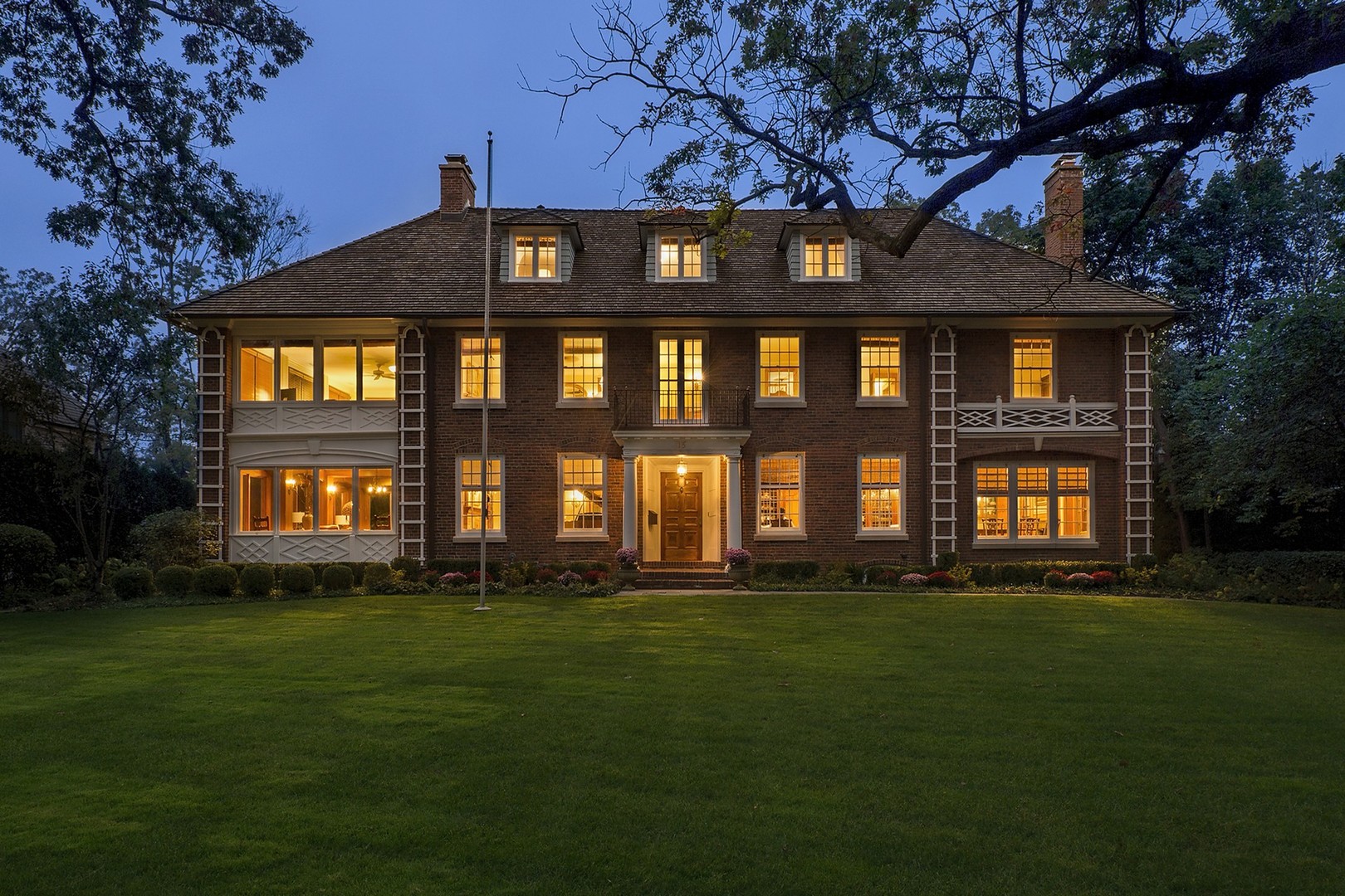 15 Old Green Bay Road Winnetka, IL 60093 - Photo 48 of 60 a front view of a house with a garden