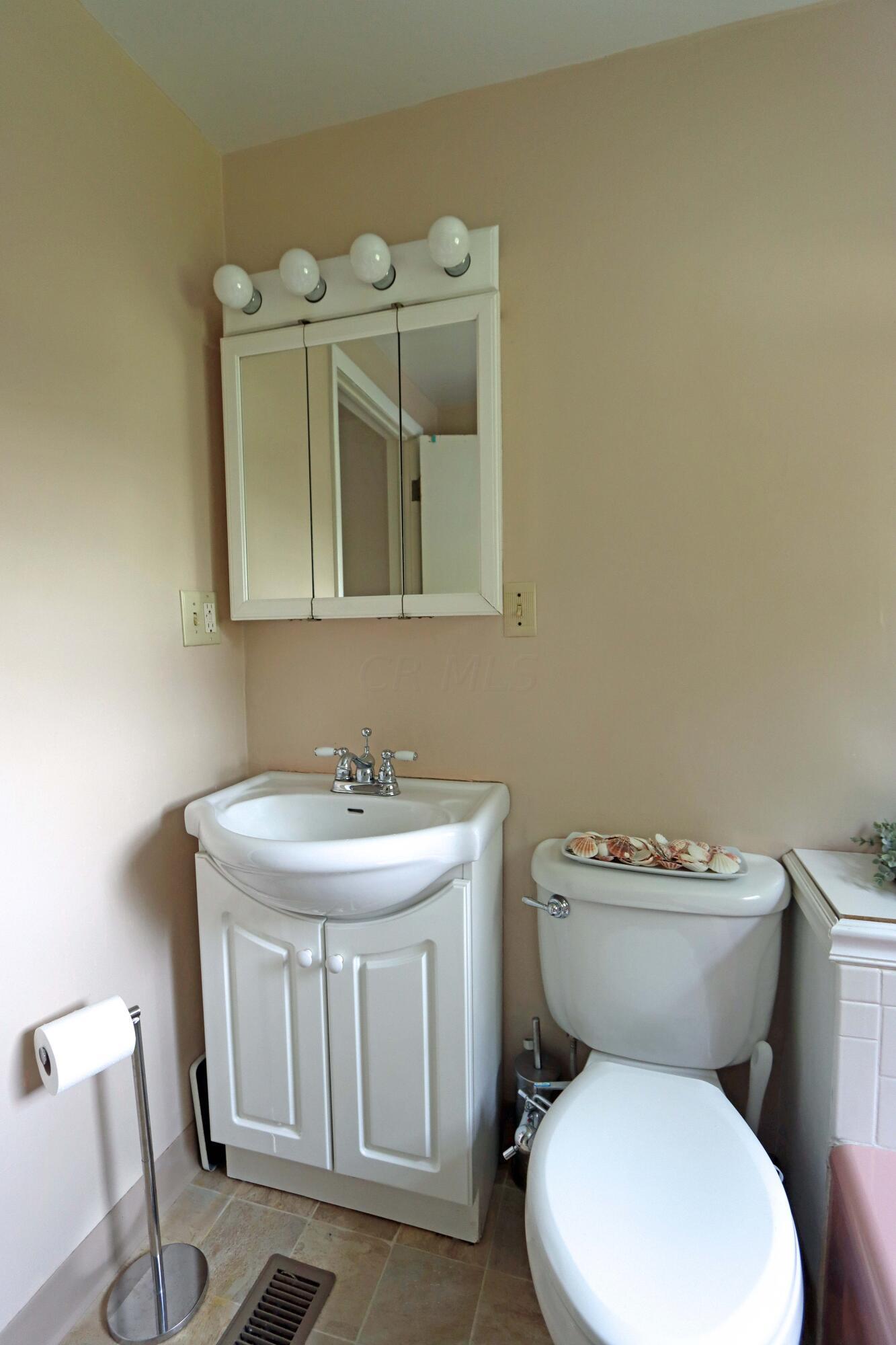 2865 Ashby Road Columbus, OH 43209 - Photo 26 of 44 Upstairs Full Bath