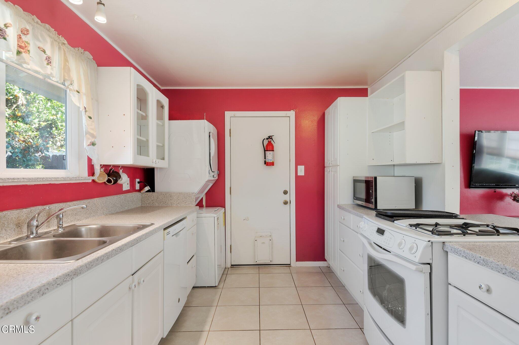 4810 Del Oro Place Oxnard, CA 93033 - Photo 8 of 21 a kitchen with granite countertop a sink stove and cabinets