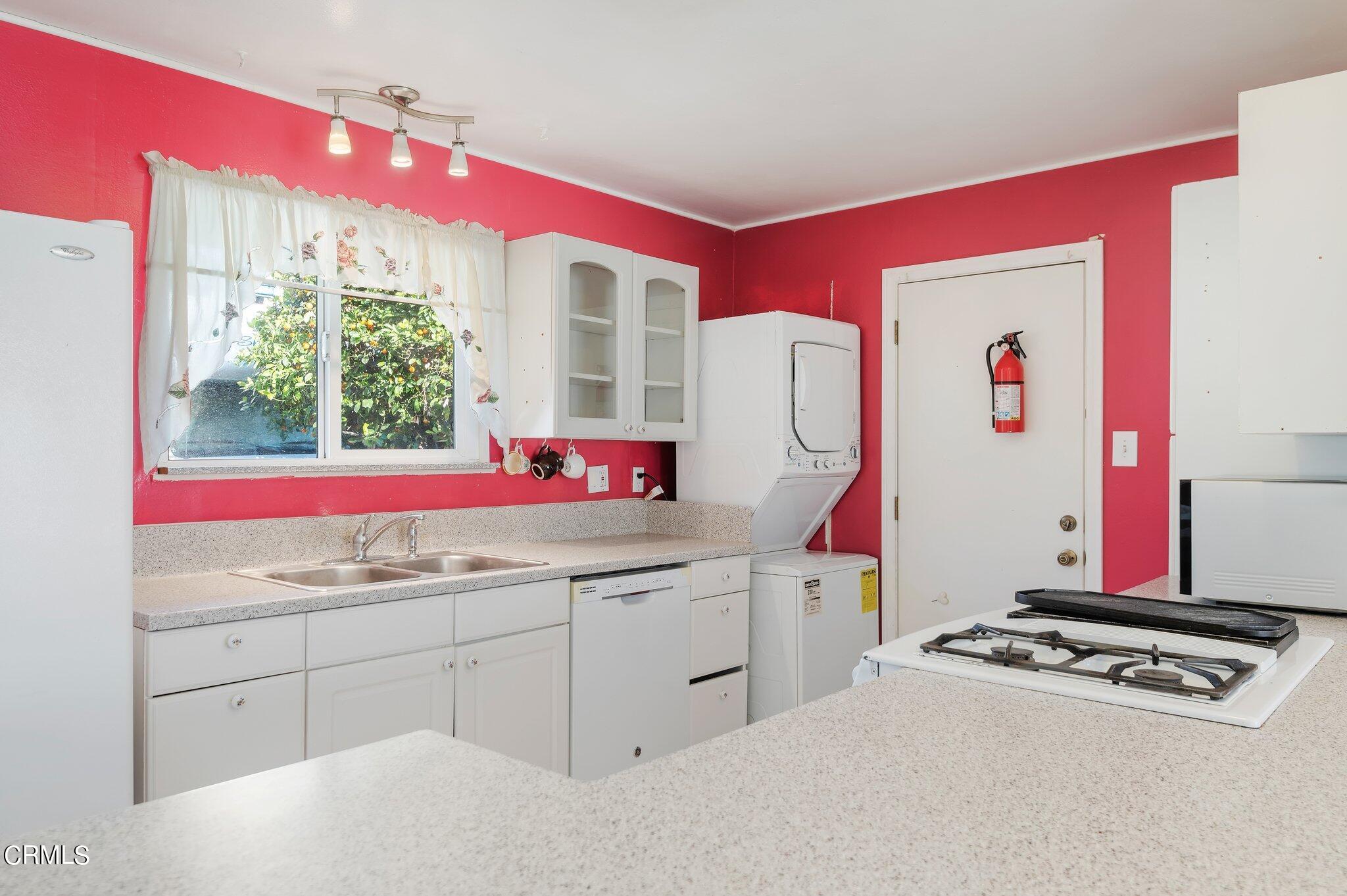 4810 Del Oro Place Oxnard, CA 93033 - Photo 9 of 21 a room with mirror cabinets and a window