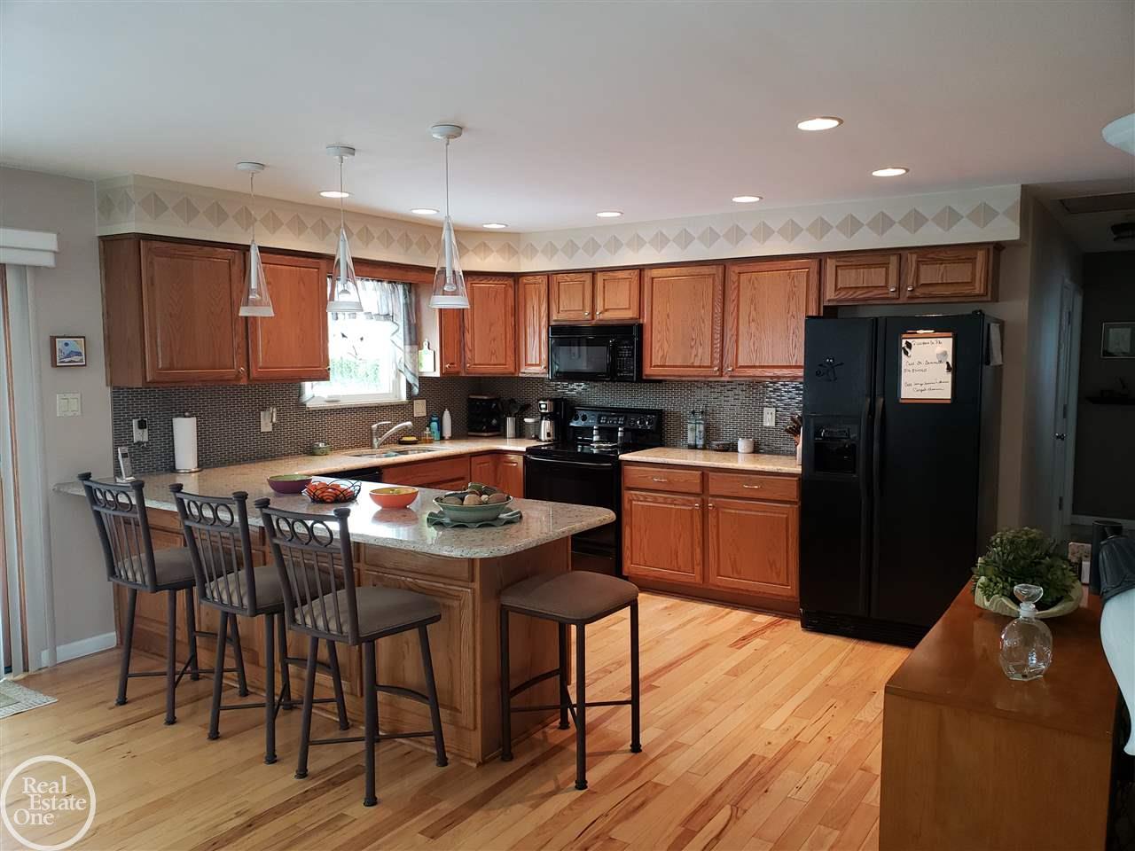37984 Pointe Rosa Street Harrison Township, MI 48045 - Photo 12 of 33 31370813-11.JPG