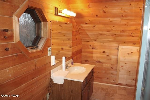 321 Rowland Road Greeley, PA 18425 - Photo 23 of 35 28 Bath 2b