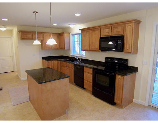 127 Carnarvon Circle Springfield, MA 01103 - Photo 2 of 17 Gallery Image 2