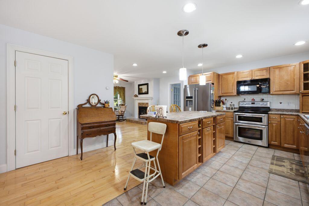22 Davis Road Buxton, ME 04093 - Photo 8 of 44 Kitchen