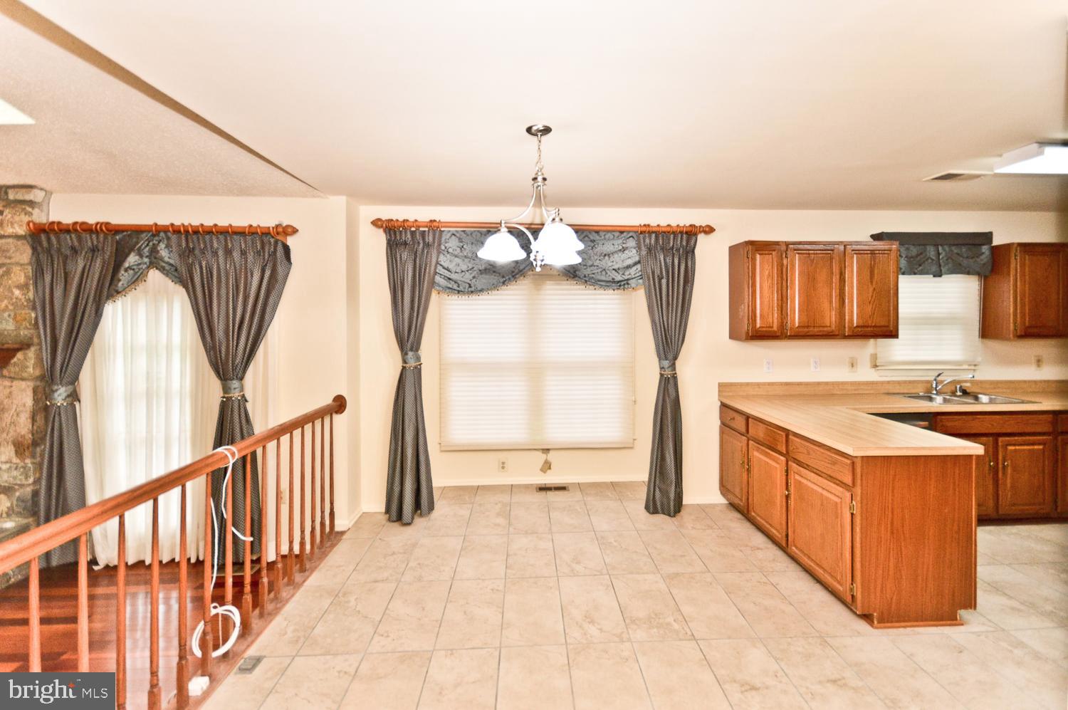 17 Coachlamp Court Silver Spring, MD 20906 - Photo 13 of 42 Table Space Kitchen