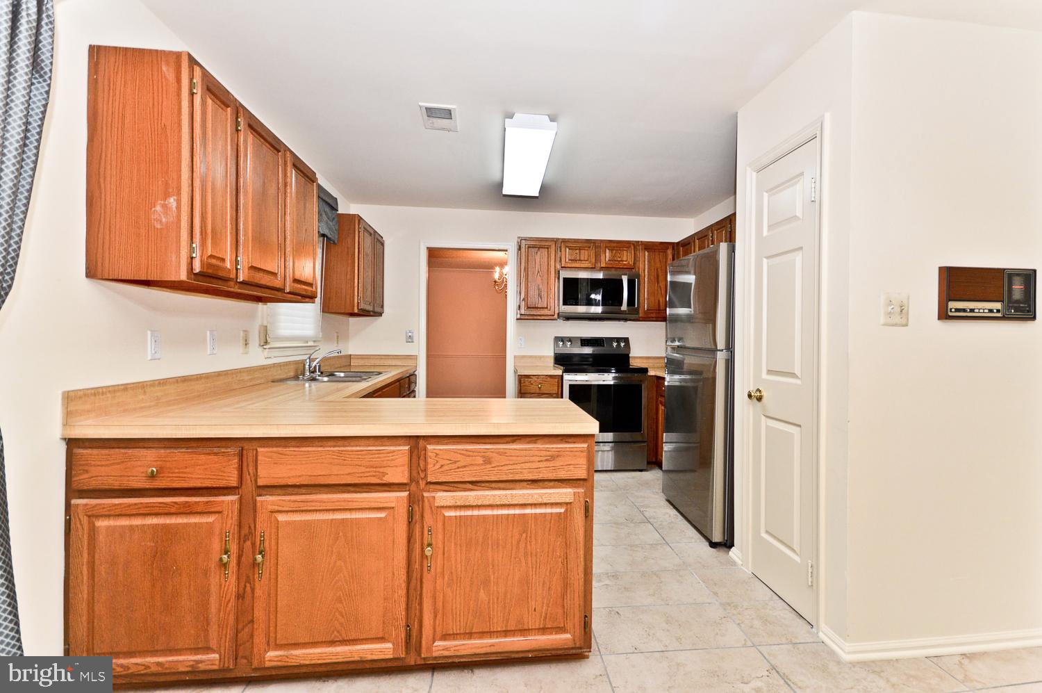 17 Coachlamp Court Silver Spring, MD 20906 - Photo 15 of 42 Kitchen