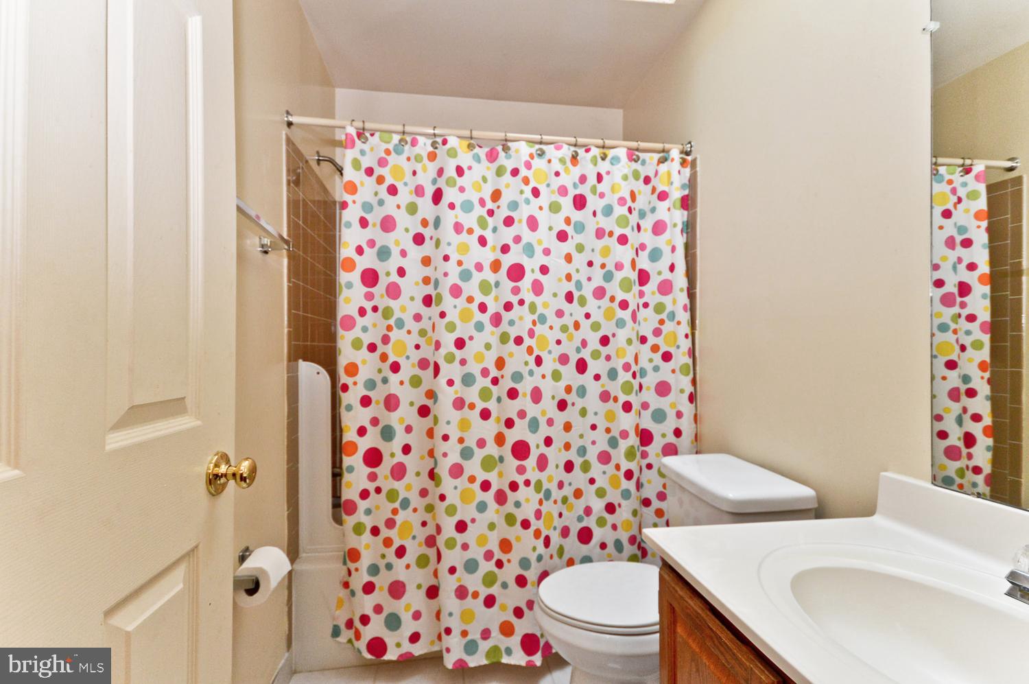 17 Coachlamp Court Silver Spring, MD 20906 - Photo 26 of 42 Main Bathroom