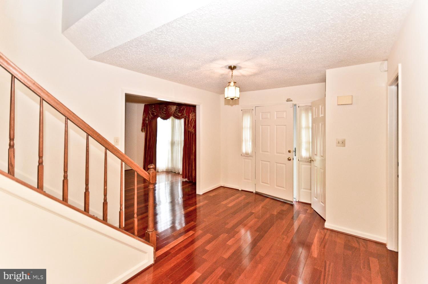 17 Coachlamp Court Silver Spring, MD 20906 - Photo 5 of 42 Entry Foyer