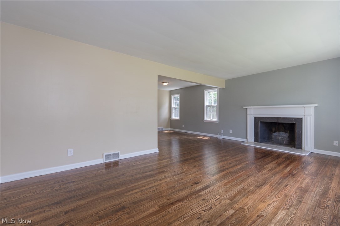 1131 Haselton Road Cleveland Heights, OH 44121 - Photo 3 of 31