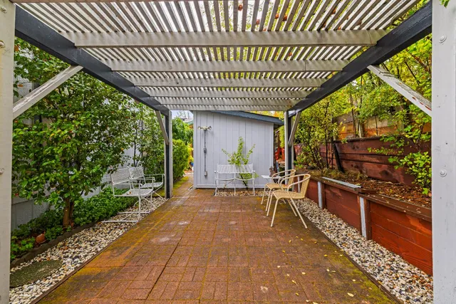 a view of a house with backyard and garden