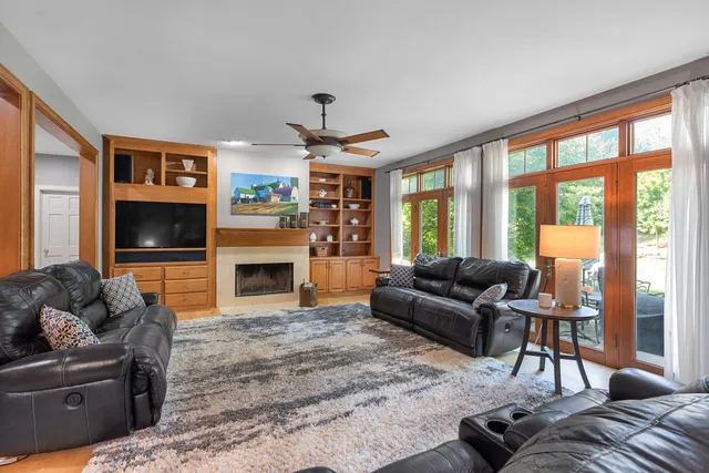 $919,000 | 10137 North Kenilworth Court, Mequon, WI 53092