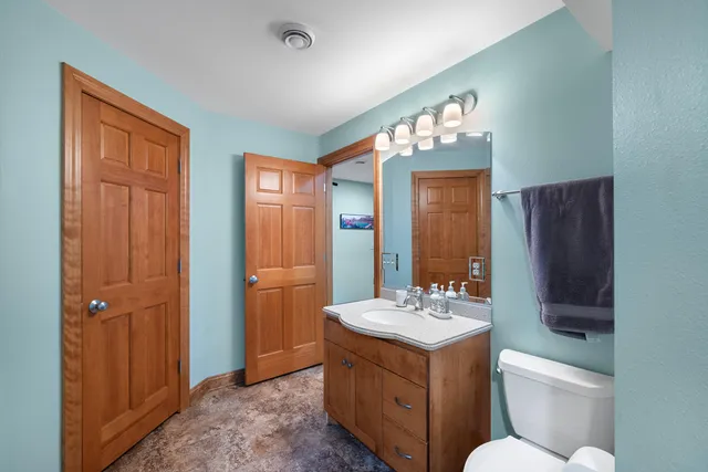 $919,000 | 10137 North Kenilworth Court, Mequon, WI 53092