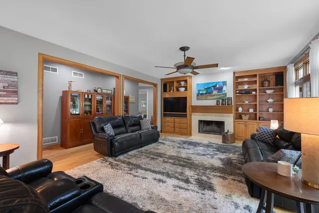 $919,000 | 10137 North Kenilworth Court, Mequon, WI 53092