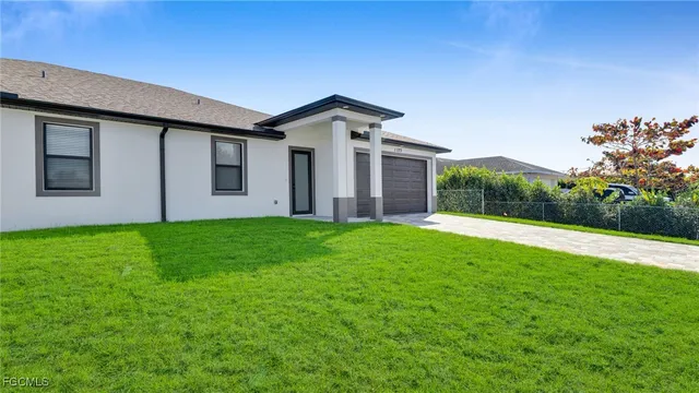 a view of a house with backyard