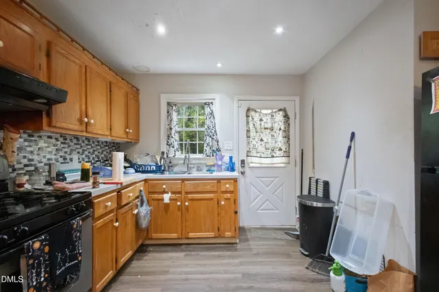 a picture of a wall with a white building