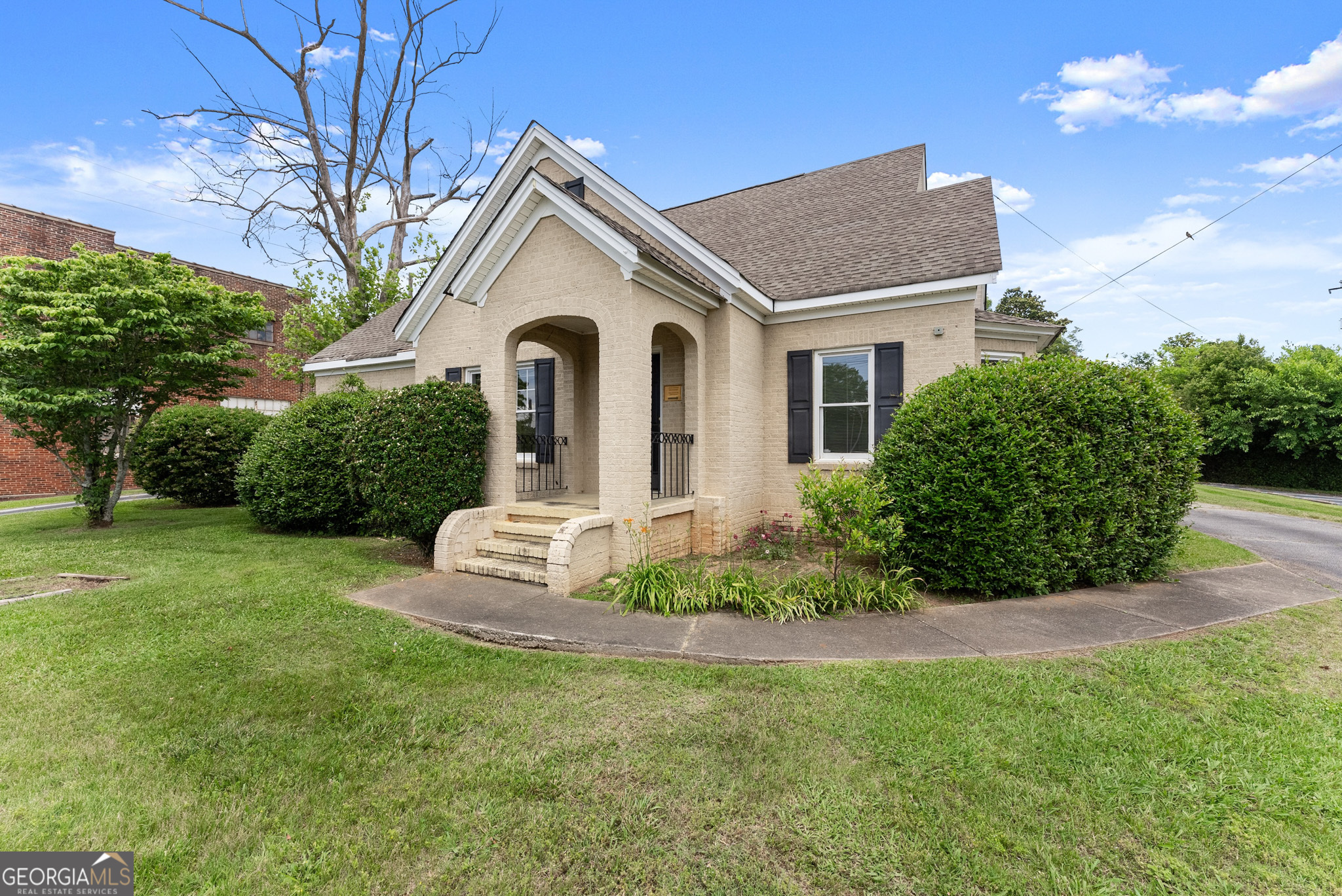 592 North Main Street Cornelia, GA 30531 - Photo 4 of 41 a front view of a house with a yard