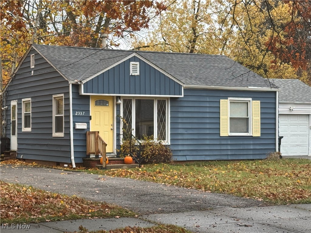 2337 Greenvale Road Cleveland, OH 44121 - Photo 4 of 18