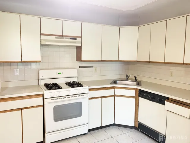 $2,400 | 321 Hampshire Court, Piscataway, NJ 08854