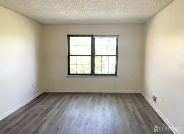 $2,400 | 321 Hampshire Court, Piscataway, NJ 08854