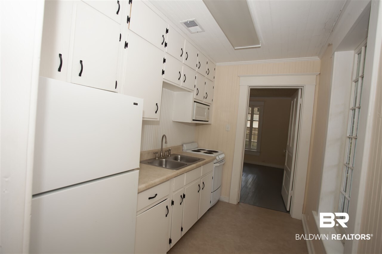 1658 Government Street Mobile, AL 36604 - Photo 31 of 36