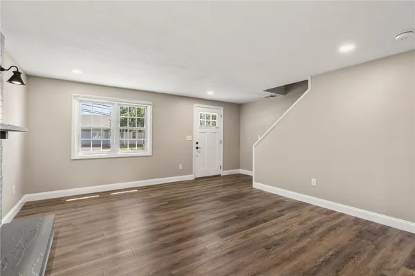 $999,900 | 476 Green End Avenue, Middletown, RI 02842
