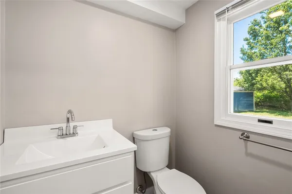$999,900 | 476 Green End Avenue, Middletown, RI 02842
