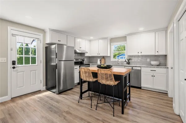$999,900 | 476 Green End Avenue, Middletown, RI 02842