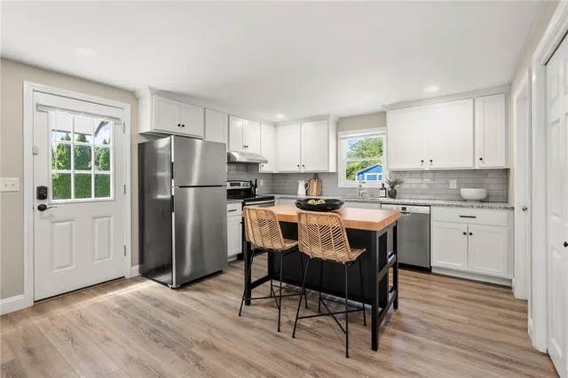 $1,099,000 | 476 Green End Avenue, Middletown, RI 02842