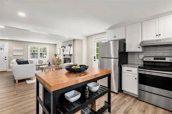 $999,900 | 476 Green End Avenue, Middletown, RI 02842