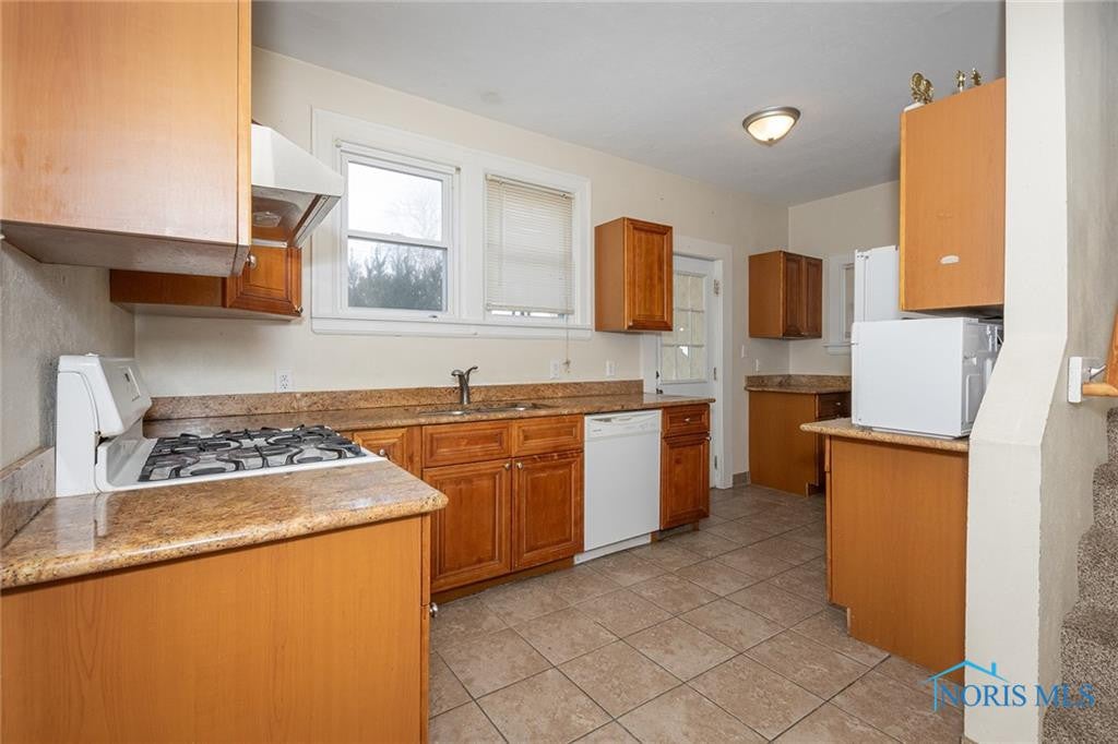 4554 Douglas Road Toledo, OH 43613 - Photo 5 of 21 Kitchen