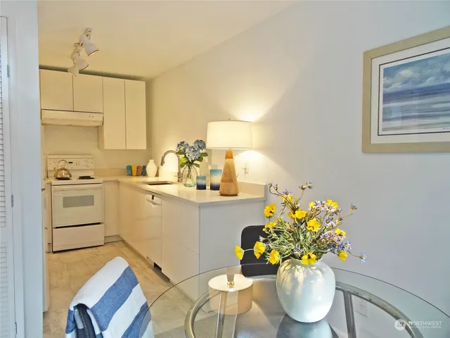 $2,195 | 343 4th Avenue, Unit D, Kirkland, WA 98033