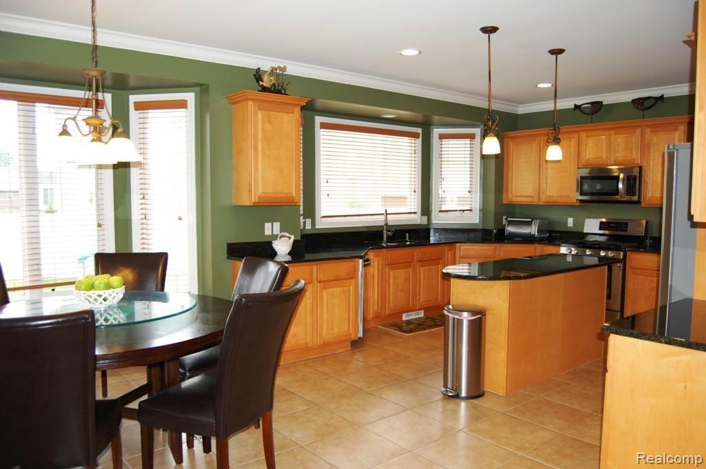 50994 Nesting Ridge Drive Macomb, MI 48044 - Photo 7 of 24 Kitchen