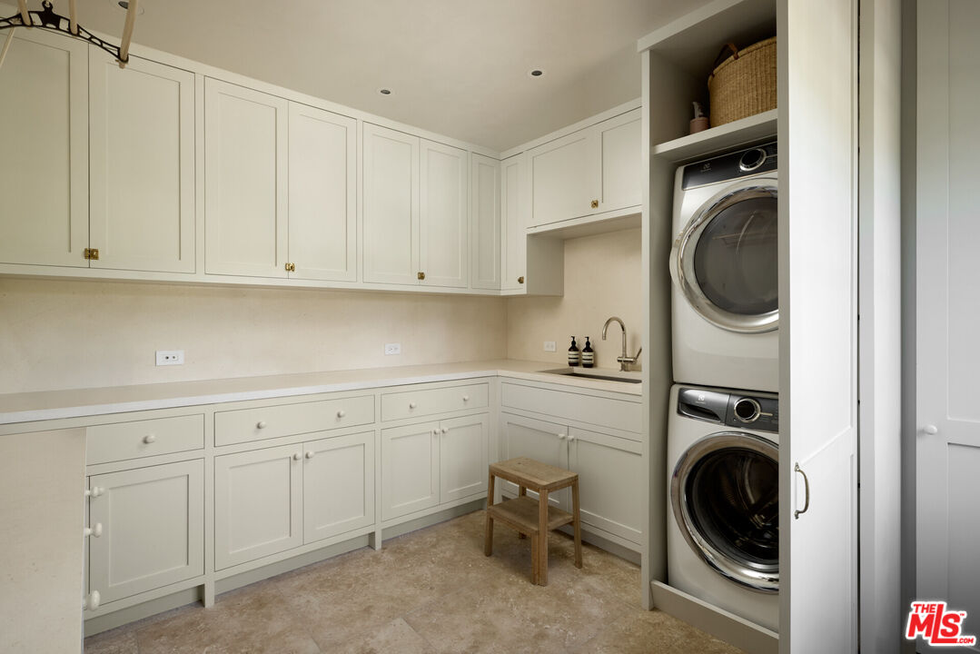 239 West Channel Road Santa Monica, CA 90402 - Photo 1 of 1 a utility room with sink dryer and washer