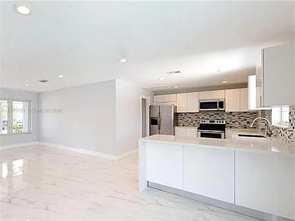 $5,200 | 5770 Northeast 18th Avenue, Fort Lauderdale, FL 33334