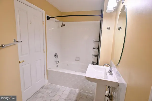 $2,700 | 21 South Chapel Street, Baltimore, MD 21231