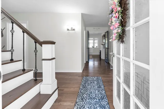 a view of entryway with interior