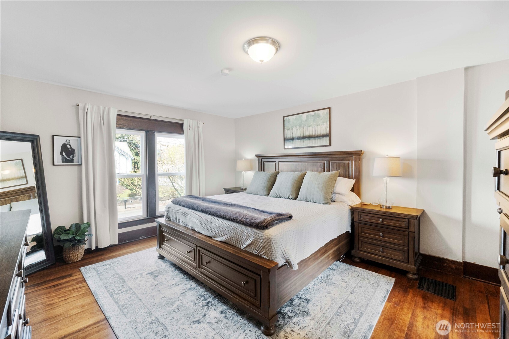 425 Valley Avenue East Sumner, WA 98390 - Photo 24 of 34 a bedroom with a bed and a large window