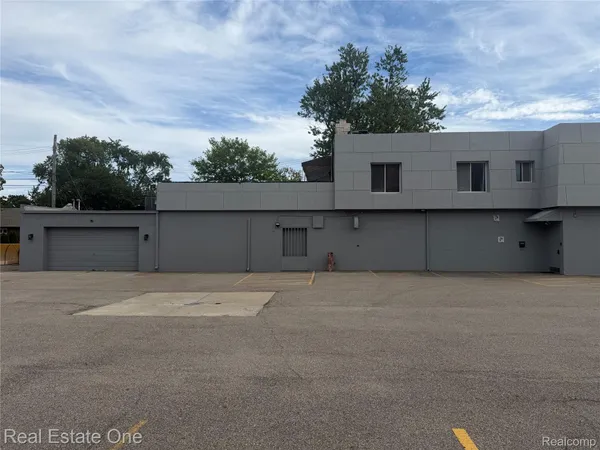 $2,000 | 243 East 14 Mile Road, Clawson, MI 48017