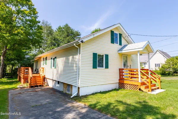 a view of a house with a yard