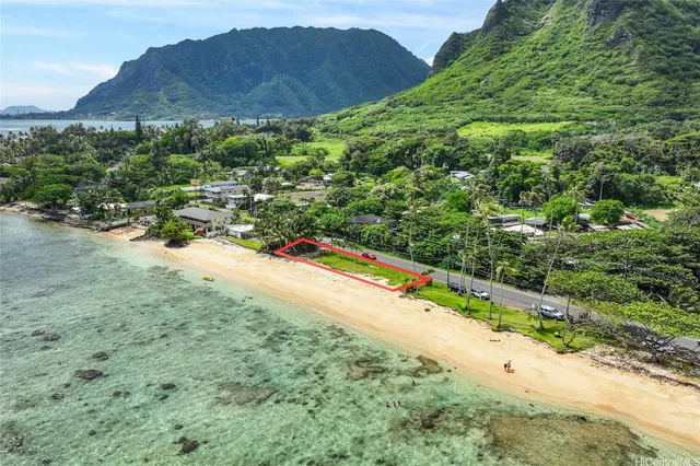 a view of a large yard with lots of green space