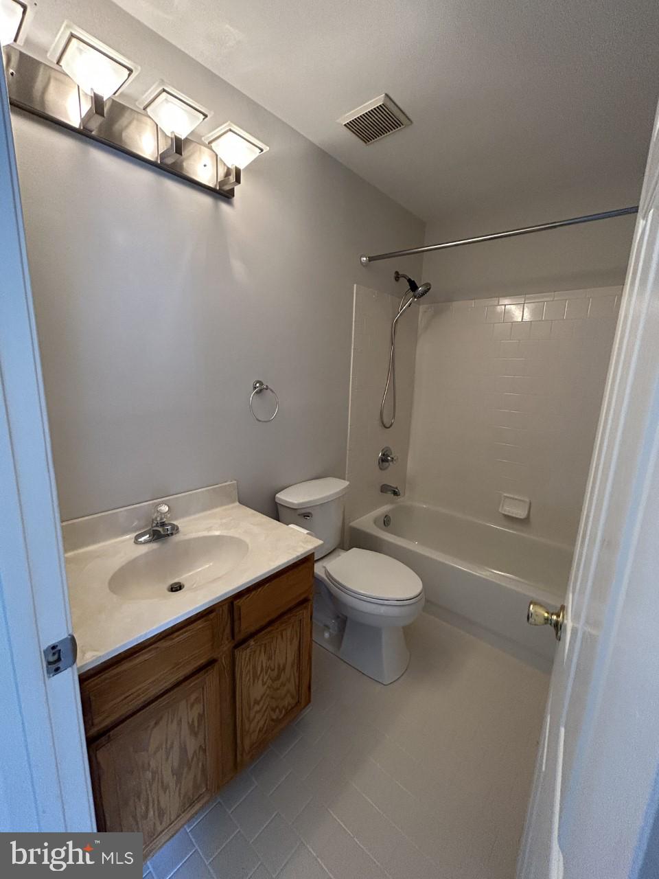 209 Quiet Ridge Court Pasadena, MD 21122 - Photo 19 of 32 Upper level hall bath