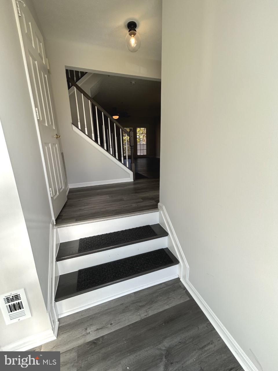 209 Quiet Ridge Court Pasadena, MD 21122 - Photo 4 of 32 Foyer