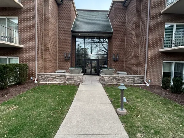 $1,100,000 | 4 Oak Brook Club Drive, Unit G205, Oak Brook, IL 60523